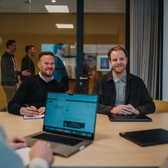 Arcady collega's werken samen tijdens een overleg op kantoor in Zwolle.