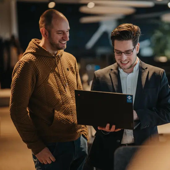 Twee developers kijken samen op een scherm