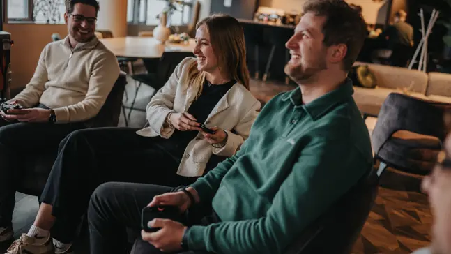 Arcady-collega’s ontspannen samen tijdens een informele activiteit op kantoor in Zwolle