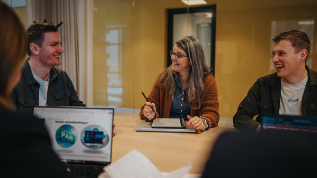 Deelnemers aan een Scrum-training werken samen aan praktijkgerichte oefeningen en delen ervaringen uit agile softwareontwikkeling